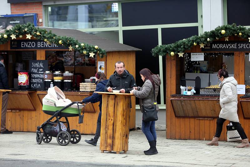 Vánoční trhy a kolo u Obchodního domu ve Zlíně.