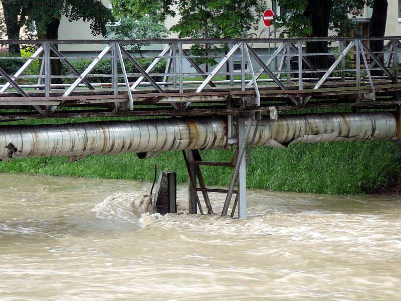 Řeka Dřevnice dosáhla třetího stupně povodňové aktivity a začala tak nebezpečně ohrožovat domy v jejím okolí. Stav z cca 8:00 hodin.