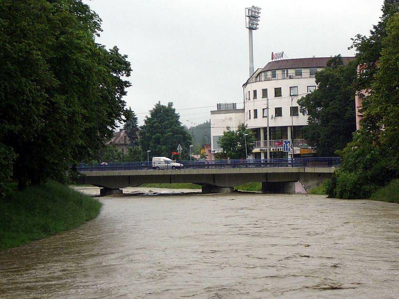 Řeka Dřevnice během povodně v červnu 2010. Ilustrační foto