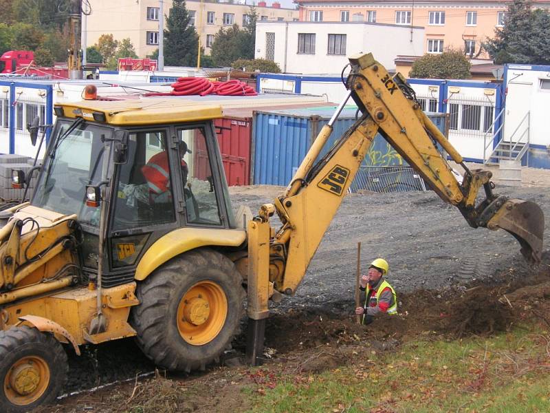 Do konce roku by dělníci měli dokončit stavbu nového Obchodního centra v Otrokovicích. Slavnostní otevření je plánované před koncem prvního čtvrtletí příštího roku.