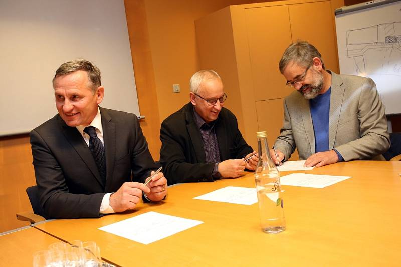 Podpis memoranda o uspořádání po krajských volbách ve Zlínském kraji na městském úřadu ve Vsetíně.