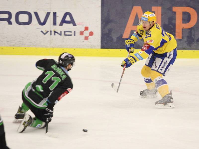 Extraligoví hokejisté Zlína (ve žlutém) vyzvali v rámci 17. kola Mladou Boleslav. Na snímku Kubiš