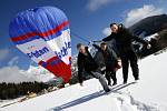 5. Ballon Trophy Filzmoos 2014 - Setkání balonářů v v Alpách v Rakousku - Holandská posádka po přistání na sněhu balí balón.