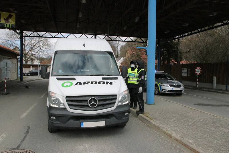 Dvě tříměsíční medvíďata ze Žatecka putovala na Slovensko, i za asistence zlínské krajské policie.