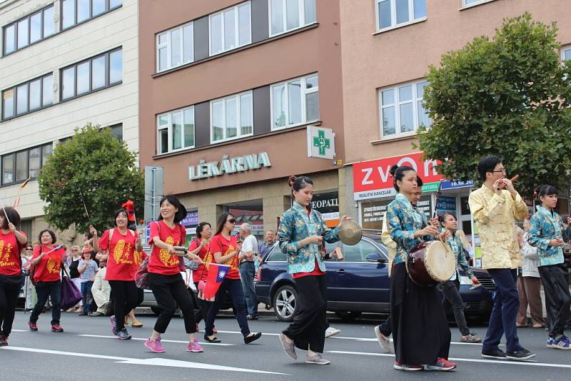 Zlínem prošel parádní průvod v rámci Mezinárodního festivalu dechových orchestrů a folklorních souborů