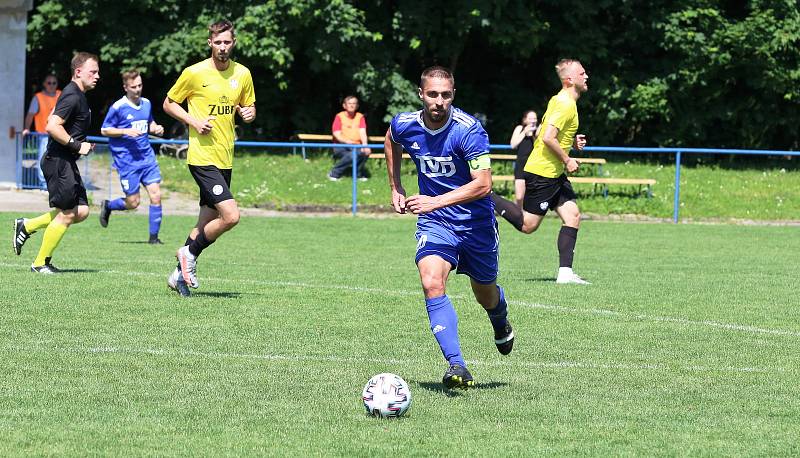 Divizní fotbalisté Slavičína (v modrém) po posledních výhrách ve 25. kole doma podlehli po divácky atraktivní přestřelce Kozlovicím 3:4.