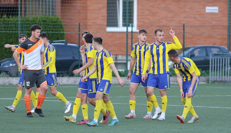 Fotbalisté Baťova (ve žlutém) ve 22. kole krajského přeboru v páteční předehrávce porazili Nevšovou 4:1