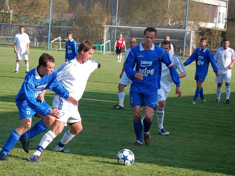 Fotbalisté Luhačovic (v modrém). Ilustrační foto.