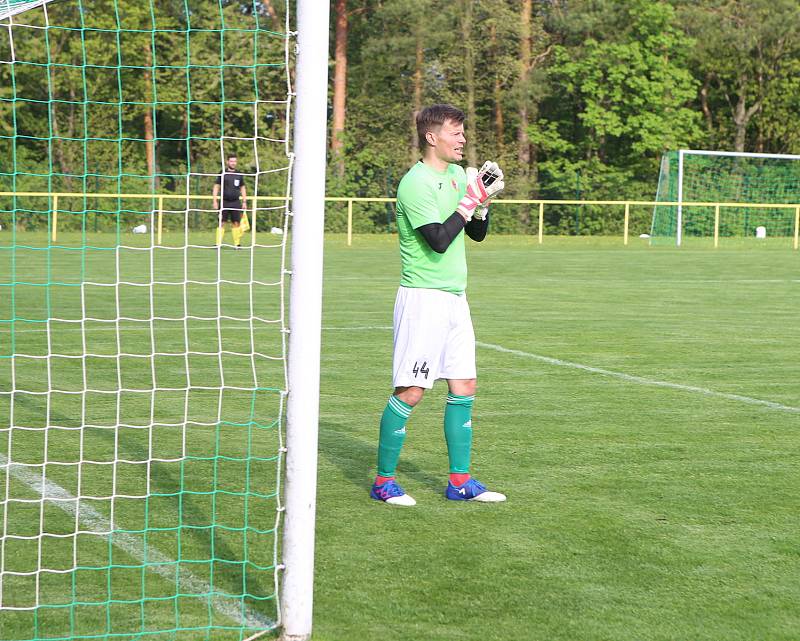 Fotbalisté Mladcové (žluté dresy) v semifinále KFS prohráli s Kateřinicemi 1:3.