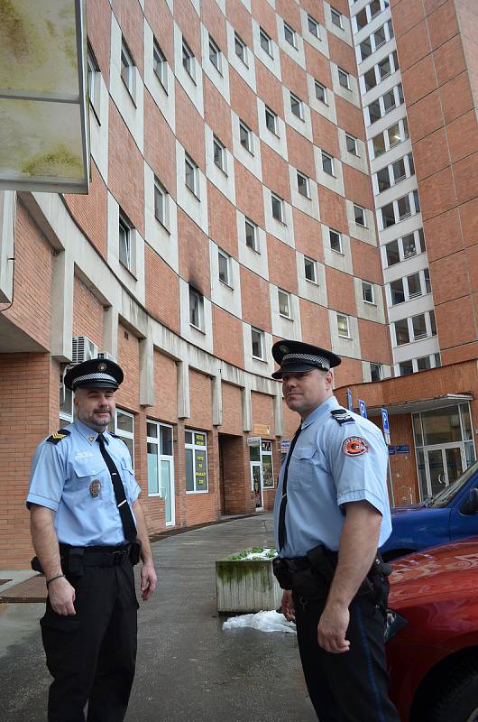 Strážníci David Korvas a Jaroslav Stoklásek vytáhli seniorku z hořícího bytu ve Zlíně na Jižních Svazích.