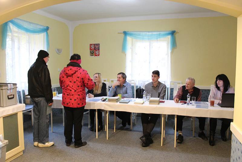 Fronty se před žeranovickou volební místností sice nestály, první voliči však začali chodit téměř okamžitě.