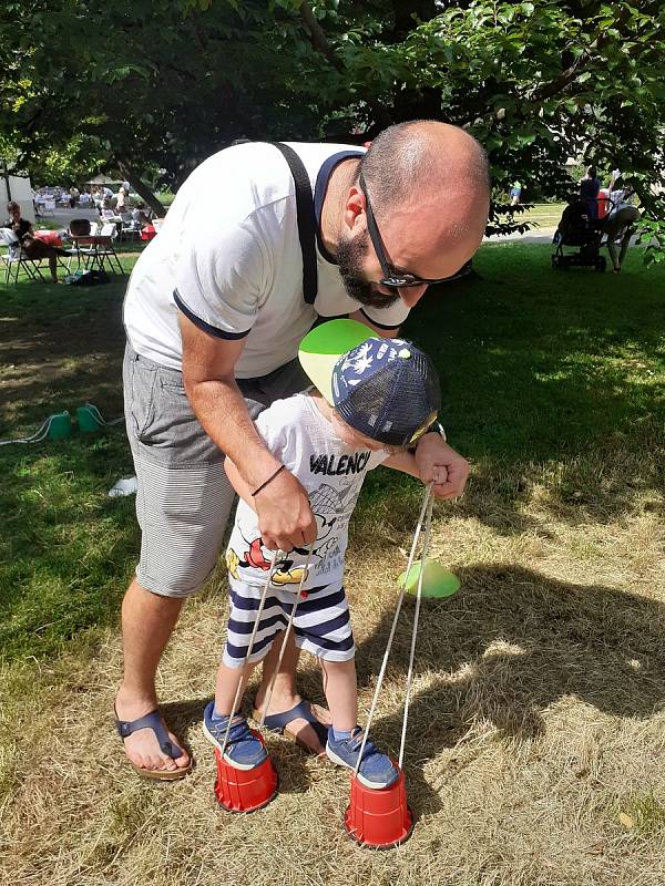 Oslavy Dne otců ve zlínském Parku Svobody a nádvoří zlínského zámku.