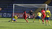 Fotbalisté Zlína B (žluté dresy) se v páteční předehrávce 11. kola MSFL utkali s rezervou Sigmy Olomouc.