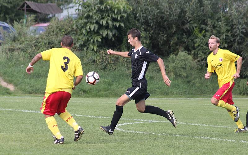 Fotbalisté Příluk (ve žlutém) doma v 6. kole krajské I. B třídy skupiny B podlehli Lužkovicím