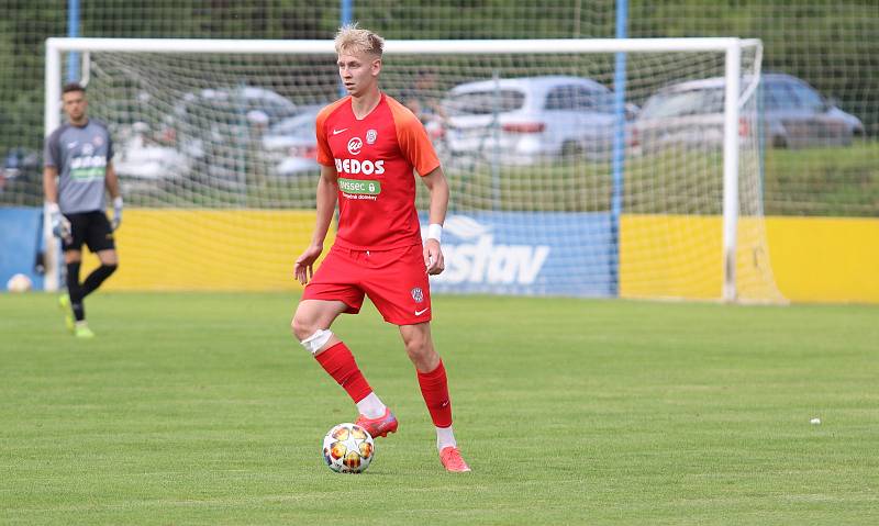 Fotbalisté Zlína B (bílé dresy) v sobotním přípravném zápase na Vršavě remizovali s juniorkou Zbrojovky Brno 2:2.