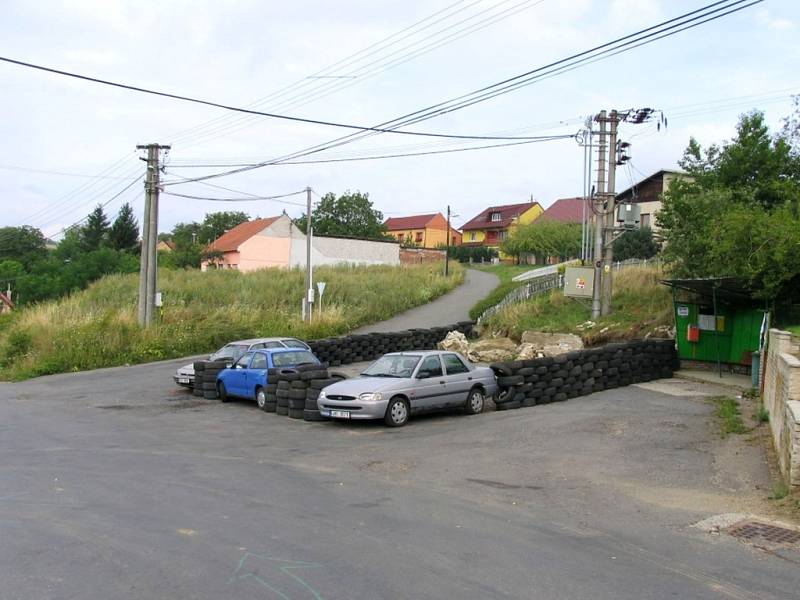 Zastávku a točnu autobusů v Javorovci blokovala auta a pneumatiky. 