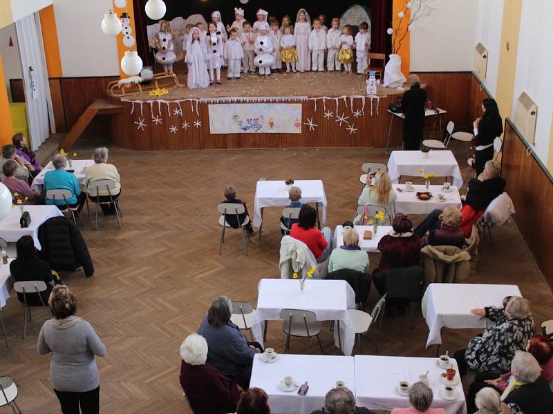 V Komárově ve čtvrtek 5. března 2015 slavily ženy Mezinárodní den žen. Každá dostala zákusek a kávu, harmonikář jim hrál písničky na přání, děti z mateřské školy si pro ně připravily pásmo zimních pohádek a písniček.