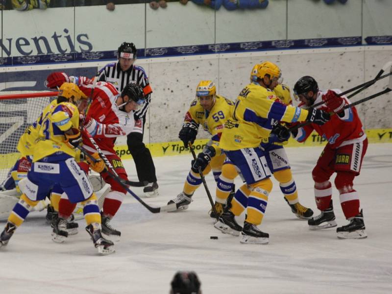 Extraligoví hokejisté Zlína (ve žlutém) v rámci nedělního 11. kola hostili rivala z Olomouce