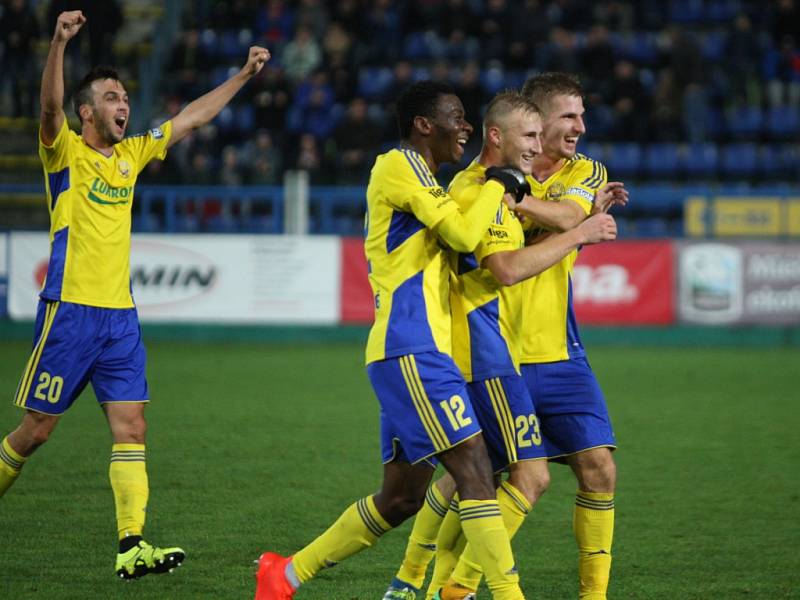 Prvoligoví fotbalisté Fastavu Zlín (ve žlutém) v pátečním 11. kole doma změřili síly s pražskými Bohemians 1905. Na snímku radost Miloše Kopečného. 