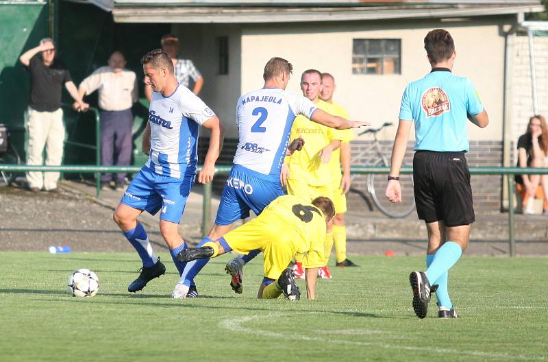 Fotbalisté Napajedel (v bílém) v sobotním 3. hraném kole krajského přeboru doma porazili Nedašov 2:0.