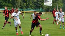 Fotbalisté Kvasic (v bílém) ve druhém kole krajského přeboru před početnou hodovou návštěvou porazili nováčka z Francovy Lhoty vysoko 5:0.