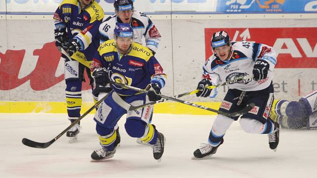 Extraligoví hokejisté Aukro Berani Zlín (v modrém) v pátečním 29. kole hostili Liberec, kterému v první třetině nasázeli tři branky.