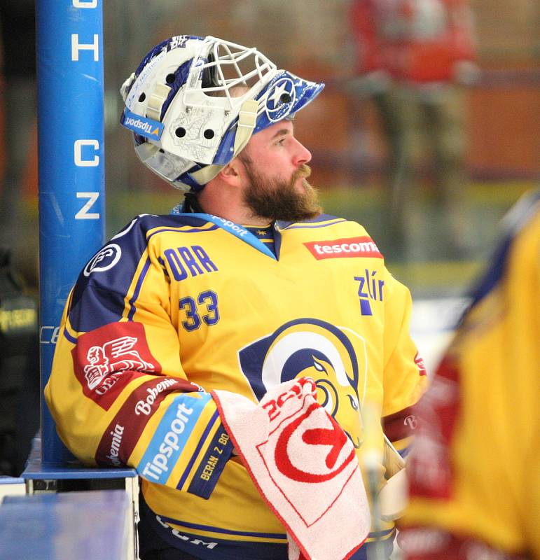 Extraligoví hokejisté Zlína (ve žlutém) v pátek v 7. kole doma hostili Pardubice. Na snímku Marek Čiliak. Foto: pro Deník/Jiří Hejtmánek