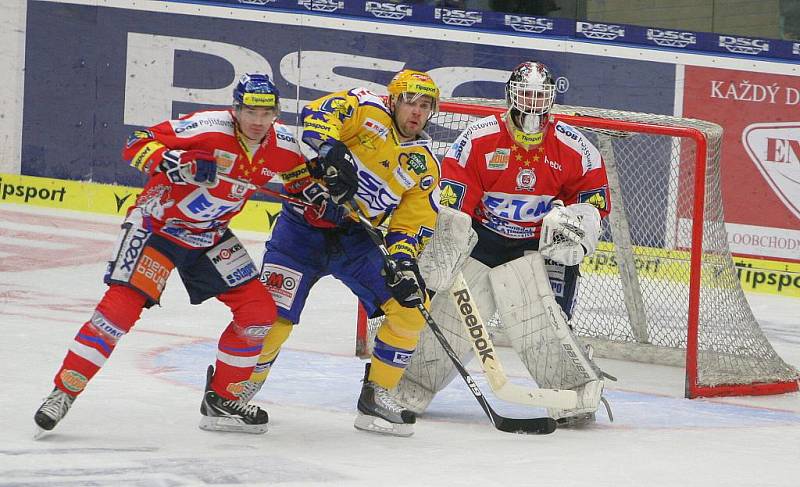 PSG Zlín (ve žlutomodrém) – HC Eaton Pardubice ve čtvrtfinále play off hokejové extraligy. 