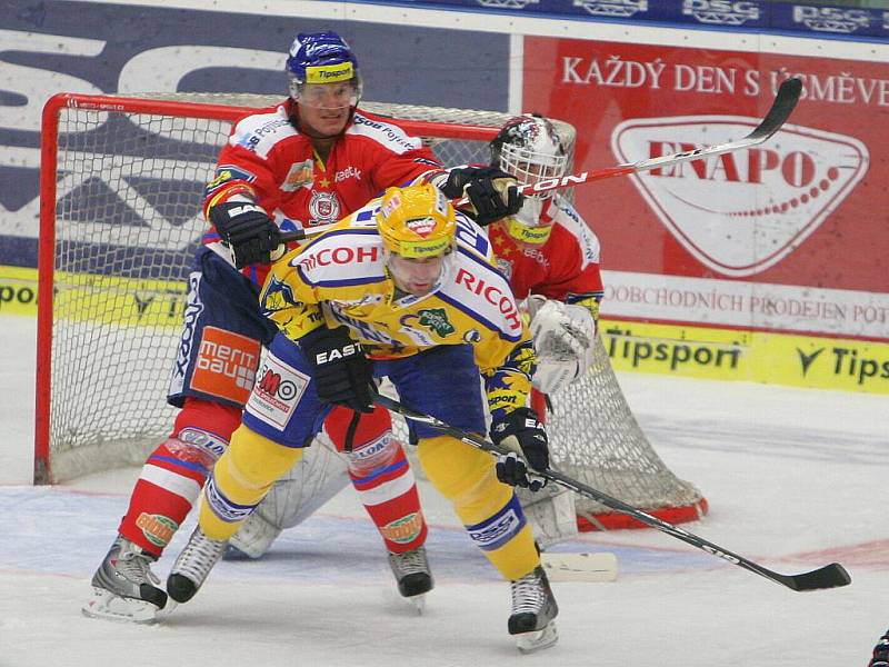 PSG Zlín (ve žlutomodrém) – HC Eaton Pardubice ve čtvrtfinále play off hokejové extraligy. 