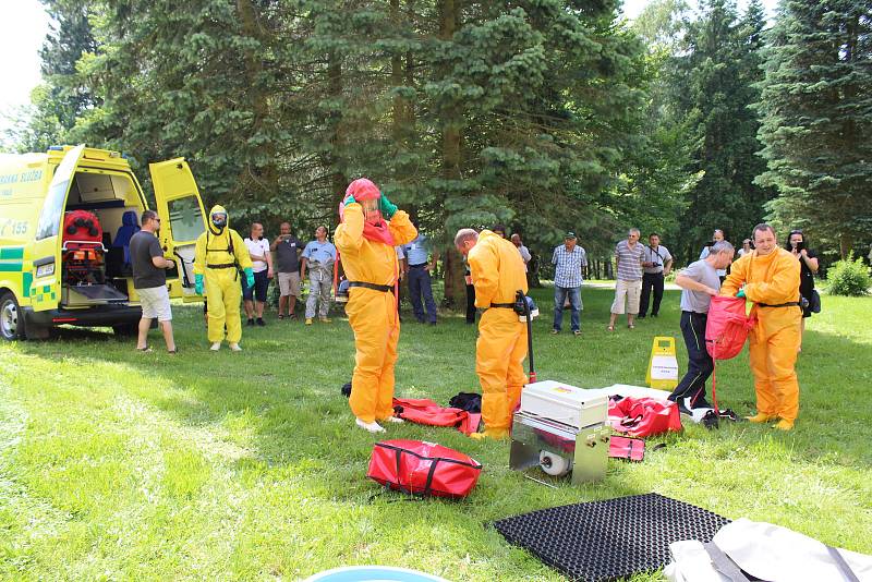 Záchranáři přijíždějí pro pacientku s virem Ebola a transportují do nemocnice Na Bulovce. Zde funguje jediné civilní pracoviště na superspecializované případy infekčních nemocí v České republice. V rámci konference Medicína katastrof si hasiči města Zlína