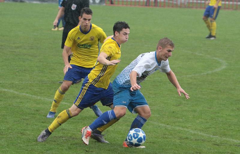 Fotbalisté Otrokovic (v bílých dresech) prohráli v 6. kole MSFL se zlínskou rezervou 0:4.