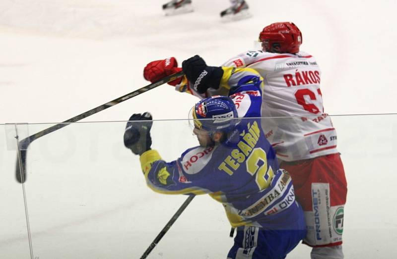 Extraligoví hokejisté Zlína (v modrém) ve druhém semifinále play off s Třincem.