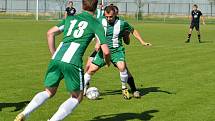 Fotbalisté Tlumačova (tmavé dresy) ve 23. kole I. B třídy skupiny doma přehráli Ostrožskou Novou Ves 4:0.