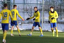 Fotbalisté Zlína B (žluté dresy) v sobotním přípravném zápase porazili Uherský Brod 2:1. 