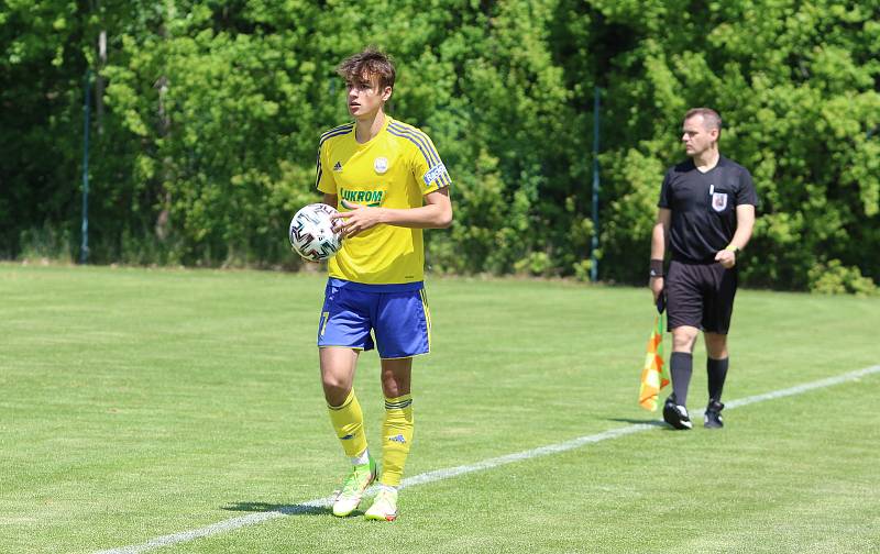 Starší dorostenci Zlína (žluté dresy) v předposledním zápase sezony zdolali Karvinou 2:1.