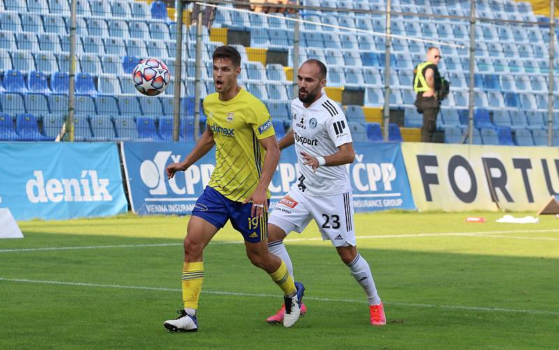 Fotbalisté Zlína (žluté dresy) v 5. kole FORTUNA:LIGY prohráli doma s Olomoucí 1:4.