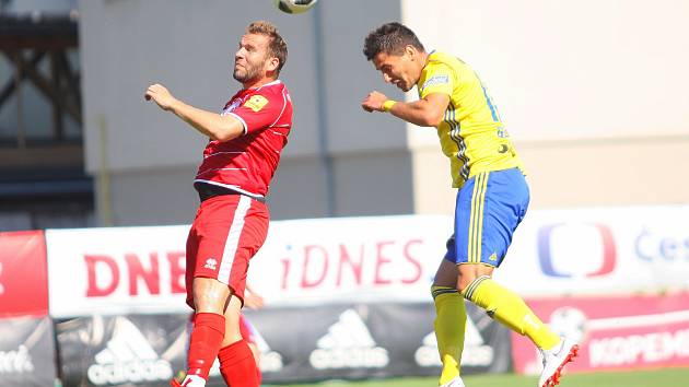 Srbský stoper ve službách Zlína Zoran Gajić (ve žlutém dresu) si o víkendu připsal premiérový gól ve FORTUNA:LIZE.