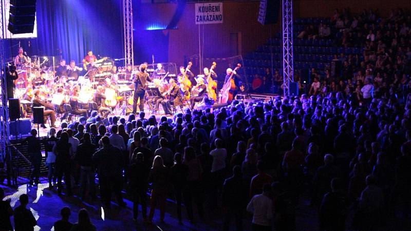 Slavné rockové pecky v podání Filharmonie Bohuslava Martinů byly lákadlo. Kongresové centrum kapacitně  nes­tačilo, a tak se koncert přestěhoval do sportovní haly.  