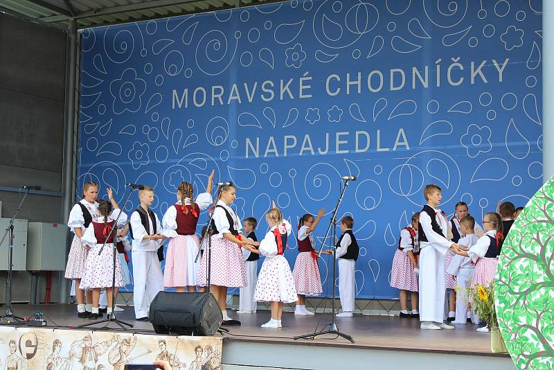 Moravské chodníčky se každoročně konají v Napajedlích. Jde o tradiční setkání folklórních souborů ze Slovácka, Valašska a Hané. Letos se sešli už po jednadvacáté.