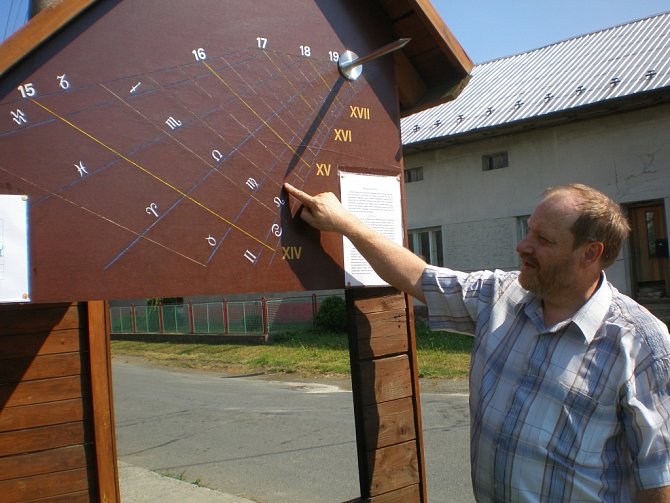 HODINY VE ŽLUTAVĚ jsou instalovány na tamním turistickém odpočívadle. Aktivní astronomický nadšenec se chystá zbudovat v obci další troje.