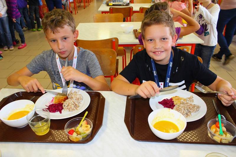 Ve školní jídelně Základní školy Mánesova Otrokovice ochutnávali ve středu 9. září 2015 oběd, který uvařily tamní kuchařky: vyhrály s ním v letošní celorepublikové soutěži O nejlepší školní oběd. Pozváni na něj byli i zástupci města Otrokovice.