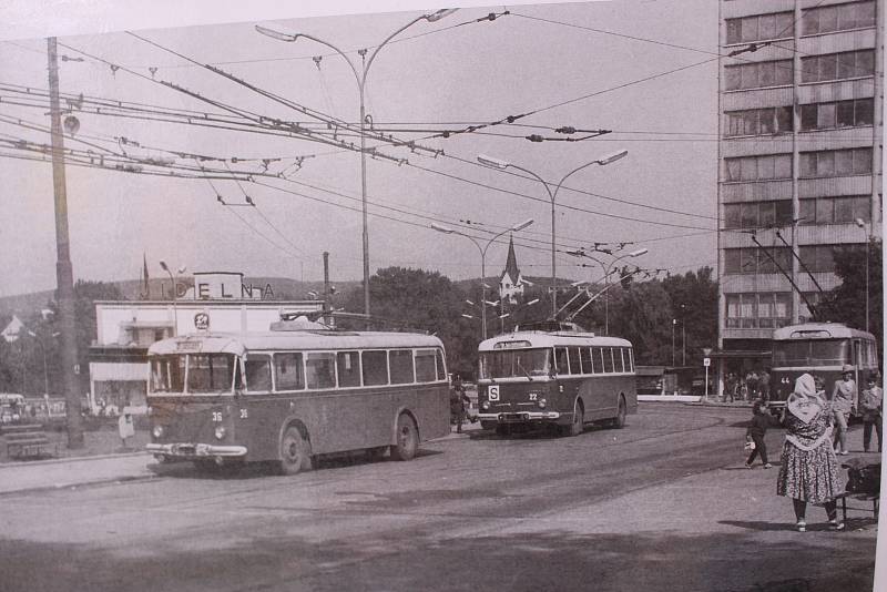 Tisícovky návštěvníků si v sobotu ve Zlíně užily Dne otevřených dveří Dopravní společnosti Zlín-Otrokovice (DSZO). Letos již po třinácté. Novinkou bylo deštivé počasí, to ale nikomu nevadilo.