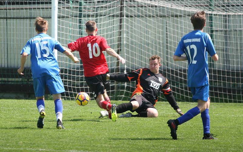 Fotbalisté Příluk (v červeném) doma ve 25. kole I. B třídy skupiny A nakonec porazili 2:1 rezervu Slavičína.