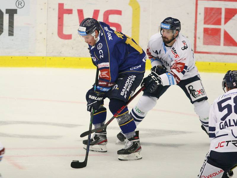 Extraligoví hokejisté PSG Berani Zlín (v modrém) ve 4. kole v pátek na svém stadionu hostili v derby ostravské Vítkovice.