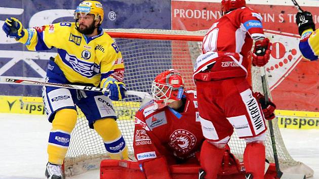 PSG Zlín – HC Oceláři Třinec. Zdeněk Okál dává na 1:0