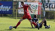 Fotbalisté Mladcové (červené dresy) v šlágru víkendu I.B. třídy skupiny B porazili Lužkovice 4:0.