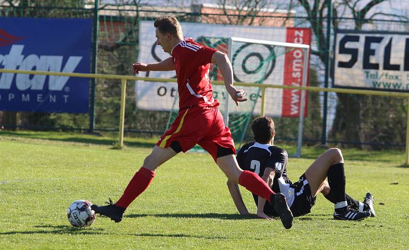 Fotbalisté Mladcové (červené dresy) v šlágru víkendu I.B. třídy skupiny B porazili Lužkovice 4:0.