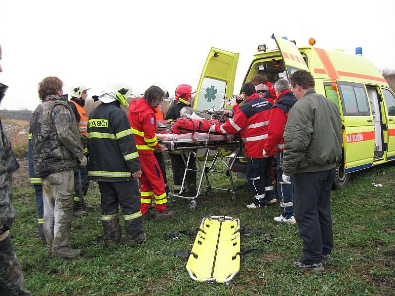 Dvě vážné nehody se staly během neděle 28. listopadu odpoledne. U Holešova se na teprve čtrnáctiletého chlapce převrátila čtyřkolka. V Luhačovicích zase narazil do sloupu motorkář.