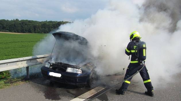 K incidentu došlo v sobotu krátce před pátou hodinou odpoledne na dálnici v úseku mezi Otrokovicemi a Hulínem. 