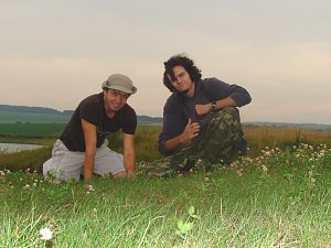 Stanislav Macík (vlevo) s přírodovědcem Ondřejem Macháčkem při studiu slíďáka tatarského. 